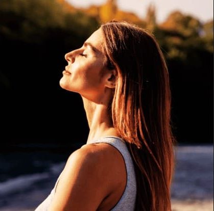 mujer plena con pnl (1)